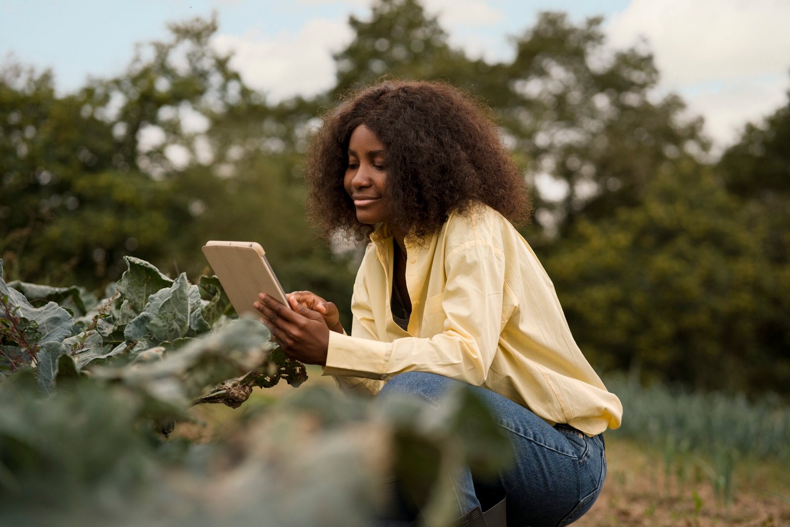 smiley-woman-holding-tablet-full-shot